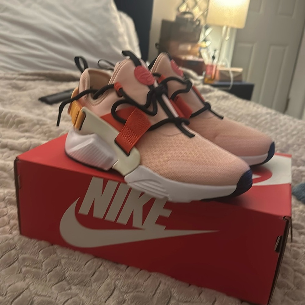 Women’s air Huarache Run size 7